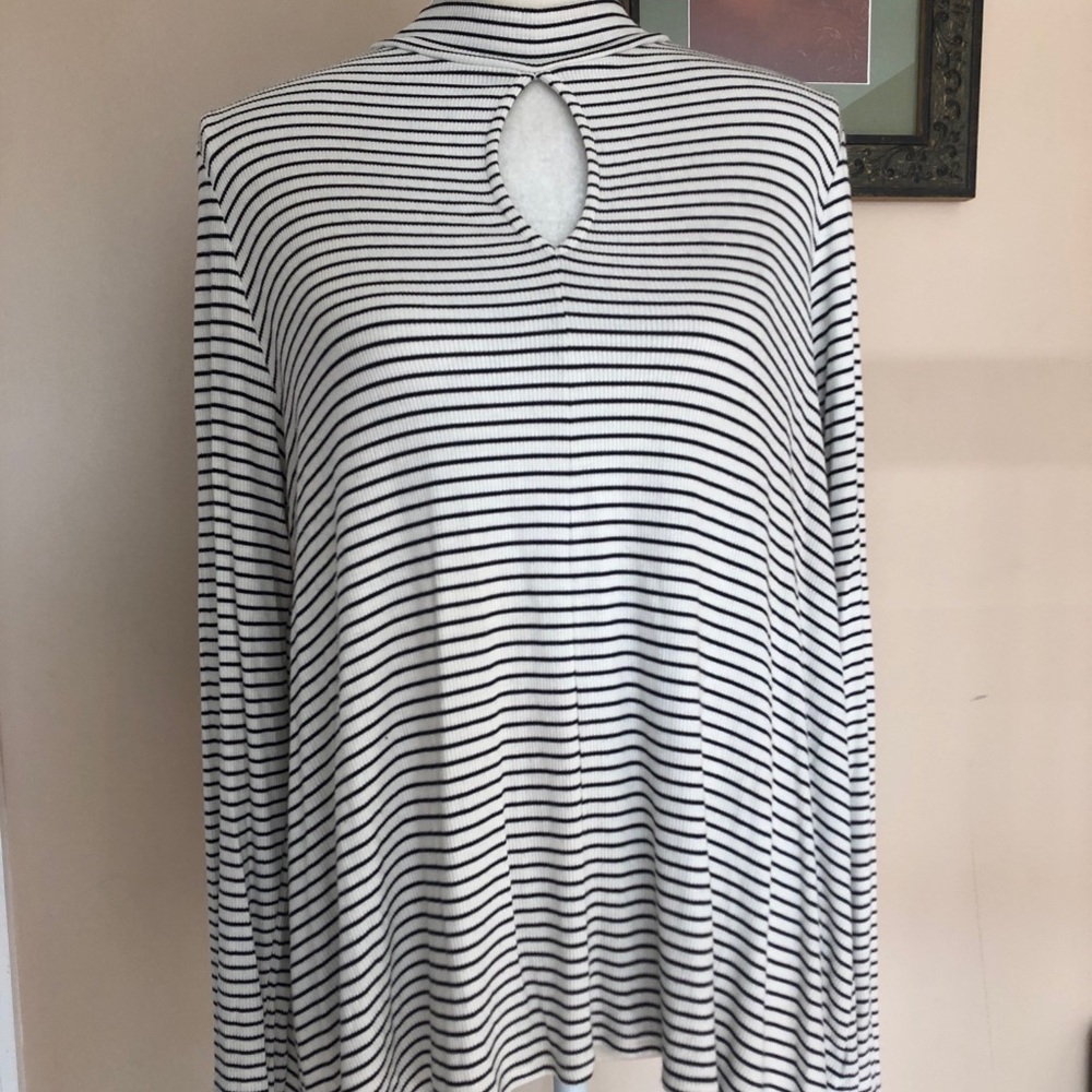 Cute black and white AEO long sleeve